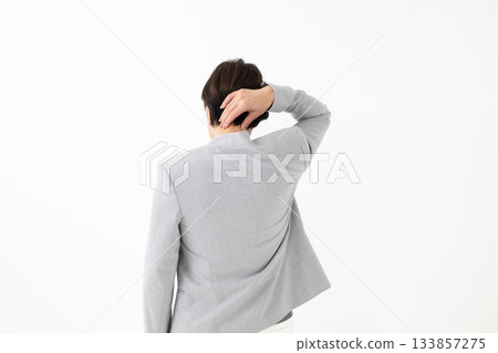 一位女士頸部和肩部僵硬 一位女士頸部和肩部僵硬 133857275