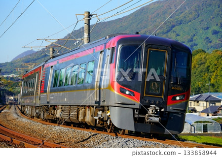由於所有潮風特快列車都從岡山出發和到達,因此 2600 系列石鞅號列車在宇多津和高松之間運行。 由於所有潮風特快列車都從岡山出發和到達,因此 2600 系列石鞅號列車在宇多津和高松之間運行。 133858944
