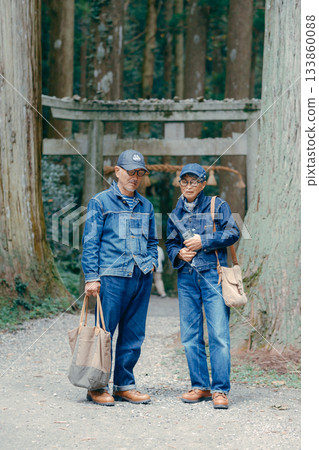 一對老年夫婦在神社附近散步。 一對老年夫婦在神社附近散步。 133860088