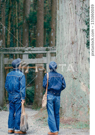 一對老年夫婦在神社附近散步。 一對老年夫婦在神社附近散步。 133860089
