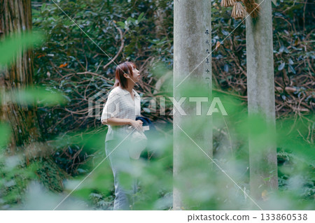一位婦女在朝聖途中穿過雪松林 一位婦女在朝聖途中穿過雪松林 133860538