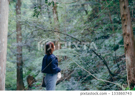 女子在大自然中休息 133860743
