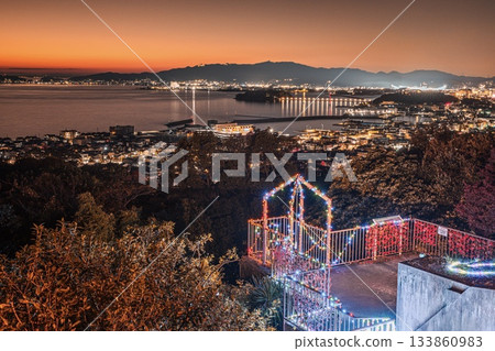 從蒲郡情人丘眺望蒲郡市的傍晚景色 133860983