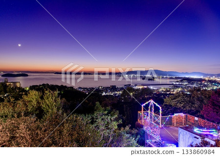 從蒲郡情人丘眺望蒲郡市的傍晚景色 133860984