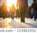 清晨的陽光，來來往往的商務人士 133861052