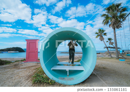 享受沙灘鞦韆的樂趣 享受沙灘鞦韆的樂趣 133861181