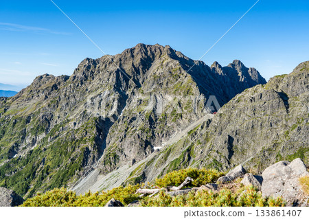從北穗高岳南嶺平台眺望奧穗高岳。攀登北阿爾卑斯山北穗高岳 從北穗高岳南嶺平台眺望奧穗高岳。攀登北阿爾卑斯山北穗高岳 133861407
