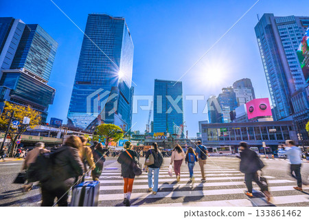 12月，日本東京的城市景觀。澀谷，六棟大樓並排而立…入境旅遊仍在繼續。這是新年的一線希望… 133861462