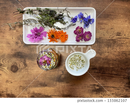 大量的酊劑、乾燥草藥葉和花 大量的酊劑、乾燥草藥葉和花 133862107