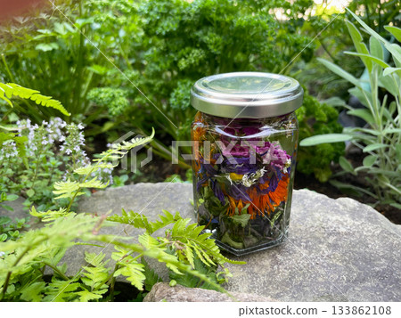 大量的酊劑、乾燥草藥葉和花 133862108