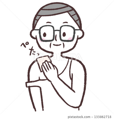 圖：一位老年男子正在用敷布敷在肩膀上 133862718