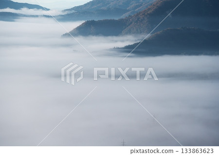 秋季從白馬村東栗全景展望台看到的雲海景色 秋季從白馬村東栗全景展望台看到的雲海景色 133863623
