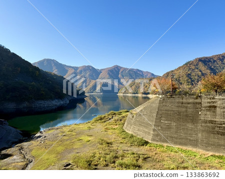 福井九頭龍水壩的秋天:湖面被秋葉染成一片絢麗的色彩。 福井九頭龍水壩的秋天:湖面被秋葉染成一片絢麗的色彩。 133863692