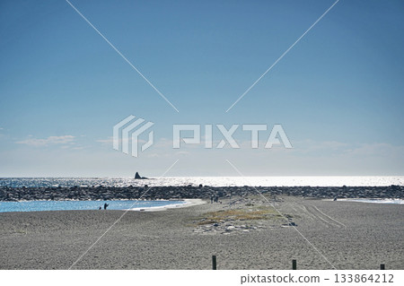 Eboshi Rock floating in the sparkling sea (Autumn, November) 133864212