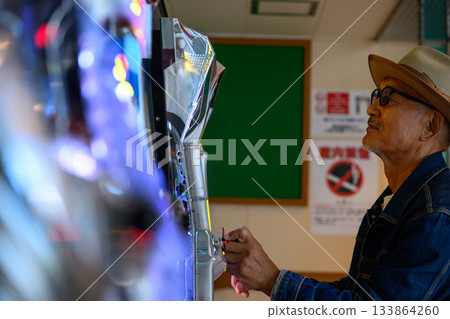 男人旋轉老虎機 133864260