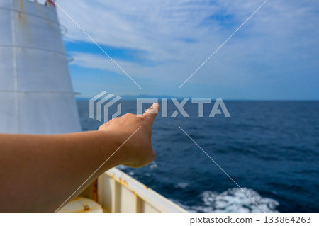 指向的手和地平線 133864263