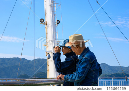 搭乘渡輪前往隱岐島。用望遠鏡欣賞海景和風景。 133864269