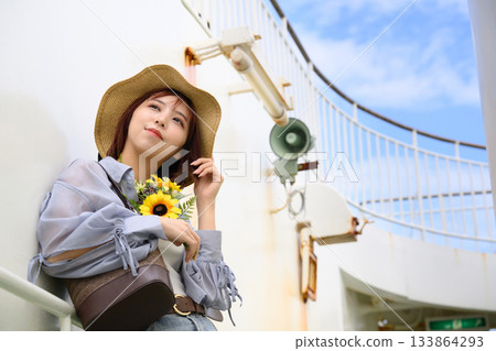 Woman with straw hat and flowers 133864293