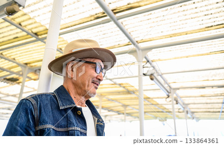 男子戴著帽子和太陽鏡 133864361