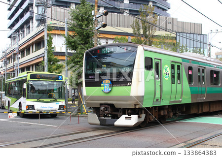 JR Saikyo Line and Kokusai Kogyo Bus Aka 50 Line in front of Jujo Station (Jujo Road Railroad Crossing) 133864383