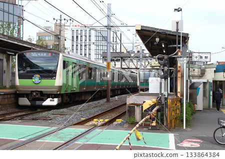 從JR埼京線十條道平交道看到的JR十條站（東京都北區）南出口。 133864384