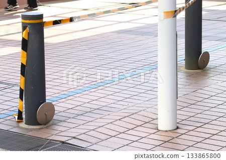 地震導致公寓地板瓷磚翹起（埼玉縣川口市） 133865800