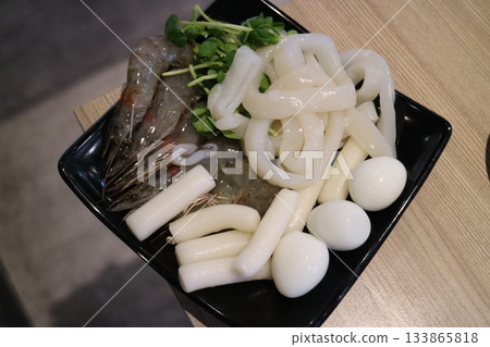 托盤上的韓式火鍋食材 133865818