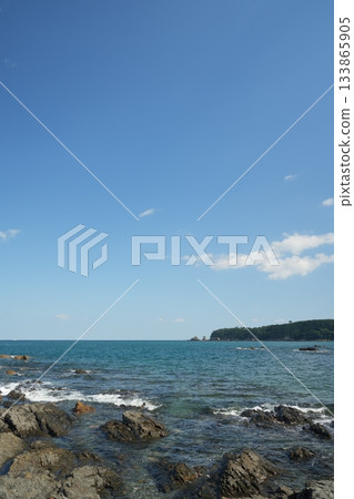從海岸望去,碧海藍天盡收眼底。 從海岸望去,碧海藍天盡收眼底。 133865905