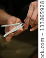 母親的手在幫孩子剪指甲 133865928