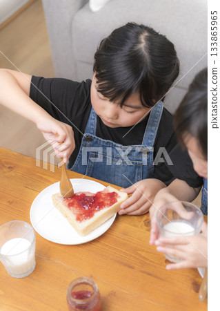 溫馨的一幕:女孩們在家悠閒地享用早餐 溫馨的一幕:女孩們在家悠閒地享用早餐 133865965