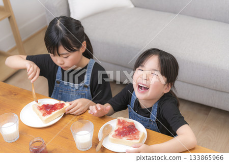 女孩們在家享用早餐的快樂時光 133865966