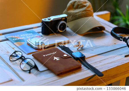 旅行準備物品鳥瞰圖：護照、智慧型手機、相機、帽子、手錶 133866046