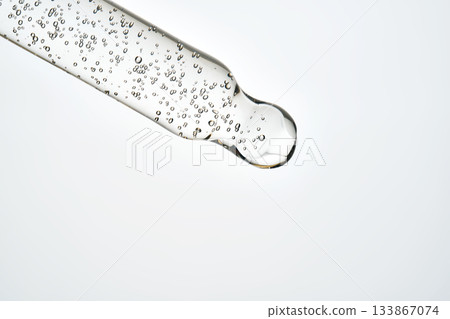 Cosmetic pipette dispensing serum with air bubbles 133867074