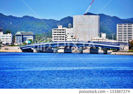 Lake Shinji Bridge and Matsue cityscape 133867274