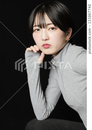 美麗的女人凝視著黑色背景 133867748