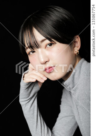 美麗的女人凝視著黑色背景 133867754