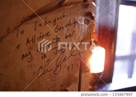 酒吧空間以古董燈具照明,並設有手寫招牌。 酒吧空間以古董燈具照明,並設有手寫招牌。 133867997