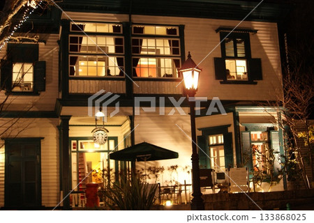 The exterior of the Western-style cafe, lit up at night, exudes an exotic atmosphere 133868025