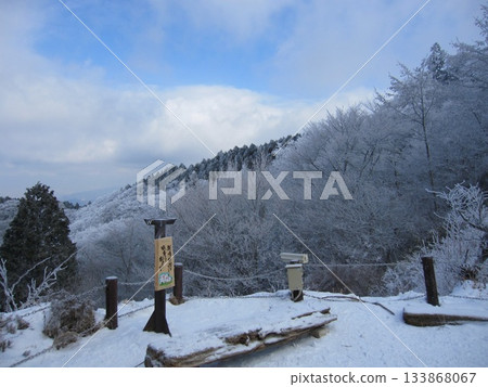 A view of the frosted valley from the summit observation point with an information sign 133868067