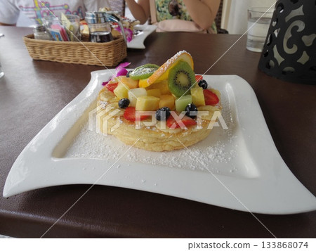附有大量水果的煎餅和度假村風格的咖啡桌 附有大量水果的煎餅和度假村風格的咖啡桌 133868074