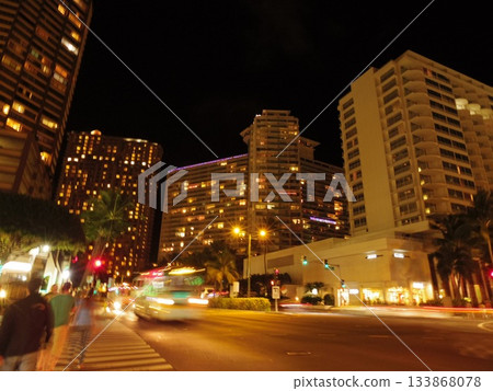 夜幕降臨，城市景觀中閃耀的酒店和車轍勾勒出熙熙攘攘的景象。 133868078