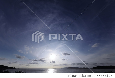 傍晚的天空，各種雲彩散佈其間，冬季，超廣角鏡頭，聚焦天空，下午2點20分20秒 133868197