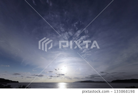 傍晚的天空，各種雲彩散佈其間，冬季，超廣角鏡頭，聚焦天空，下午2點20分20秒 133868198