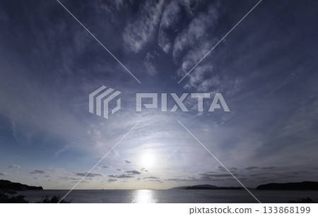 傍晚的天空,各種雲彩散佈其間,冬季,超廣角鏡頭,聚焦天空,下午2點20分20秒 傍晚的天空,各種雲彩散佈其間,冬季,超廣角鏡頭,聚焦天空,下午2點20分20秒 133868199