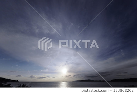 傍晚的天空,各種雲彩散佈其間,冬季,超廣角鏡頭,聚焦天空,下午2點20分20秒 傍晚的天空,各種雲彩散佈其間,冬季,超廣角鏡頭,聚焦天空,下午2點20分20秒 133868202