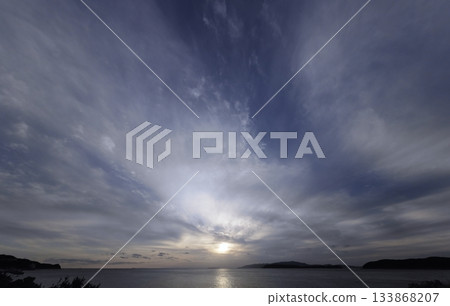 傍晚的天空,各種雲彩散佈其間,冬季,超廣角鏡頭,聚焦天空,下午2點20分20秒 傍晚的天空,各種雲彩散佈其間,冬季,超廣角鏡頭,聚焦天空,下午2點20分20秒 133868207
