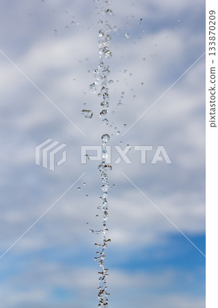 飛舞的水滴和藍天_垂直 133870209