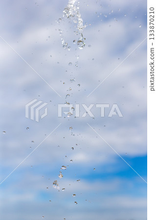 藍天中飄落的水滴_垂直 藍天中飄落的水滴_垂直 133870210