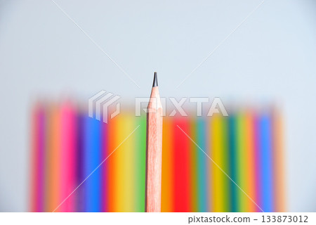 商業鉛筆色鉛筆畫,描繪了一個被排斥的人 商業鉛筆色鉛筆畫,描繪了一個被排斥的人 133873012