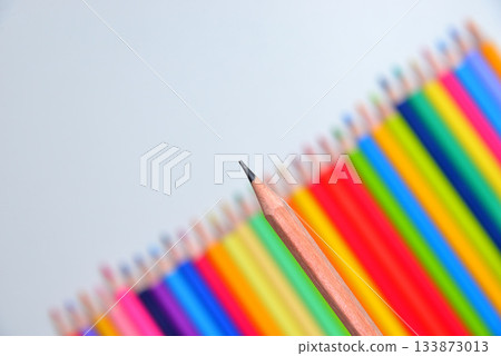 商業鉛筆色鉛筆畫，描繪了一個被排斥的人 133873013